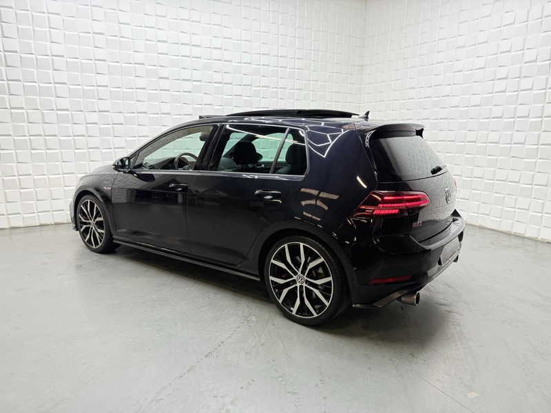 48303126-7.jpg