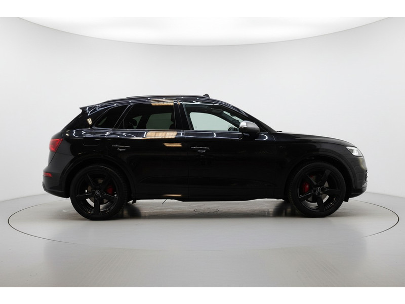 53293848-4.jpg